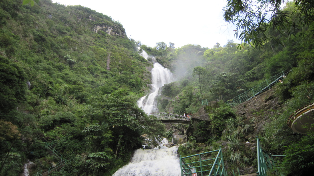 น้ำตกสีเงิน (Silver waterfall)